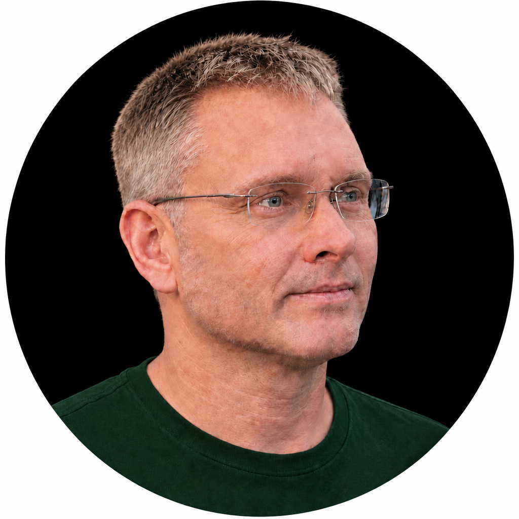 Porträt von Ralf Wendland mit Brille und dunkelgrünem Oberteil